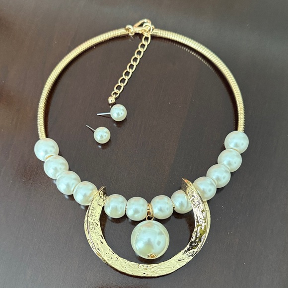 Fashion Jewelry Gold and Pearl Crescent Necklace Set - Picture 4 of 4